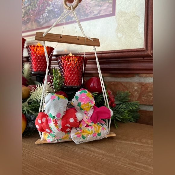 ❤️ Rare Vintage 1976 Miniature Porcelain Clowns On Wooden Swing - Picture 3 of 7